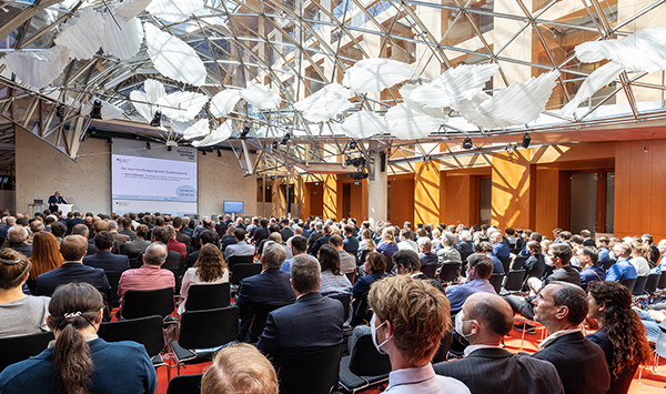 Auf dem Bild zu sehen ist das Publikum des BMBF-Kongresses Quantensysteme, der am 21. Juni 2022 im Berliner Axica stattfand.