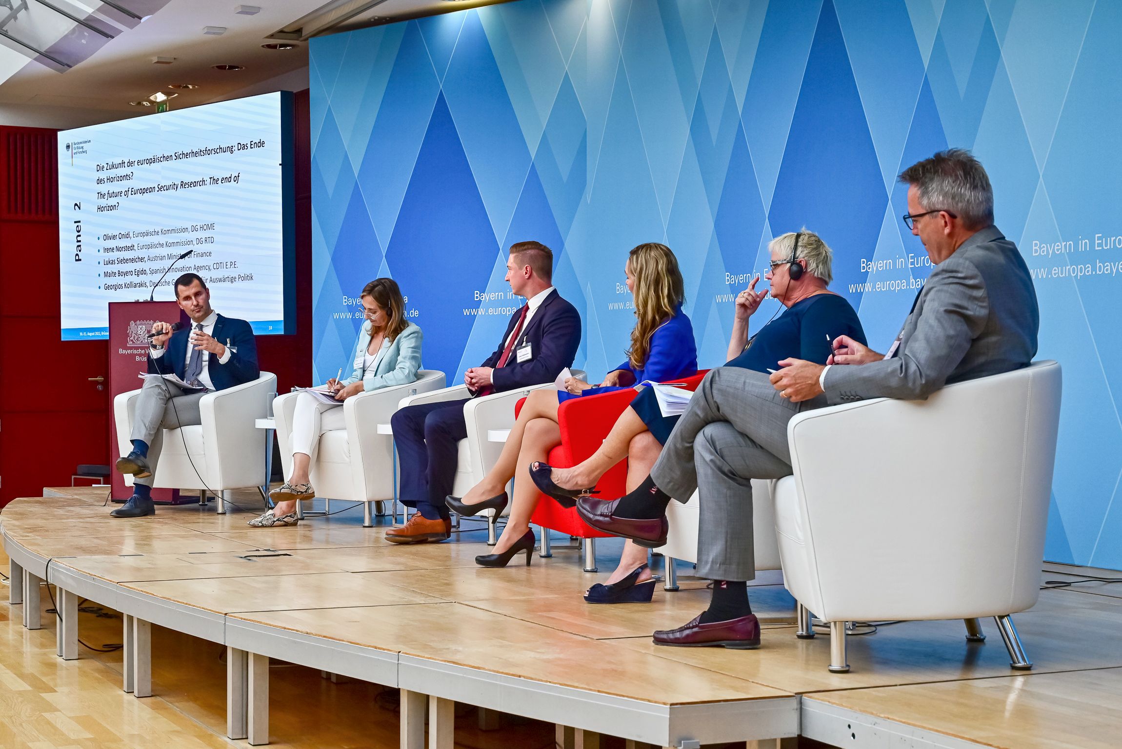 Zu sehen sind Teilnehmende einer Podiumsdiskussion beim Symposium zur europäischen zivilen Sicherheitsforschung Ende August 2022 in Brüssel