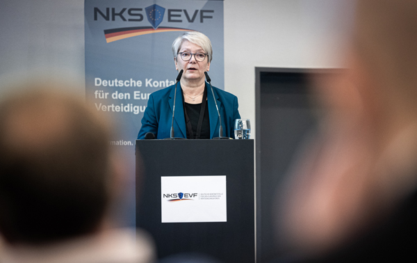 Sylvia Kainz-Huber von der Europäischen Kommission spricht am Podium zum Publikum