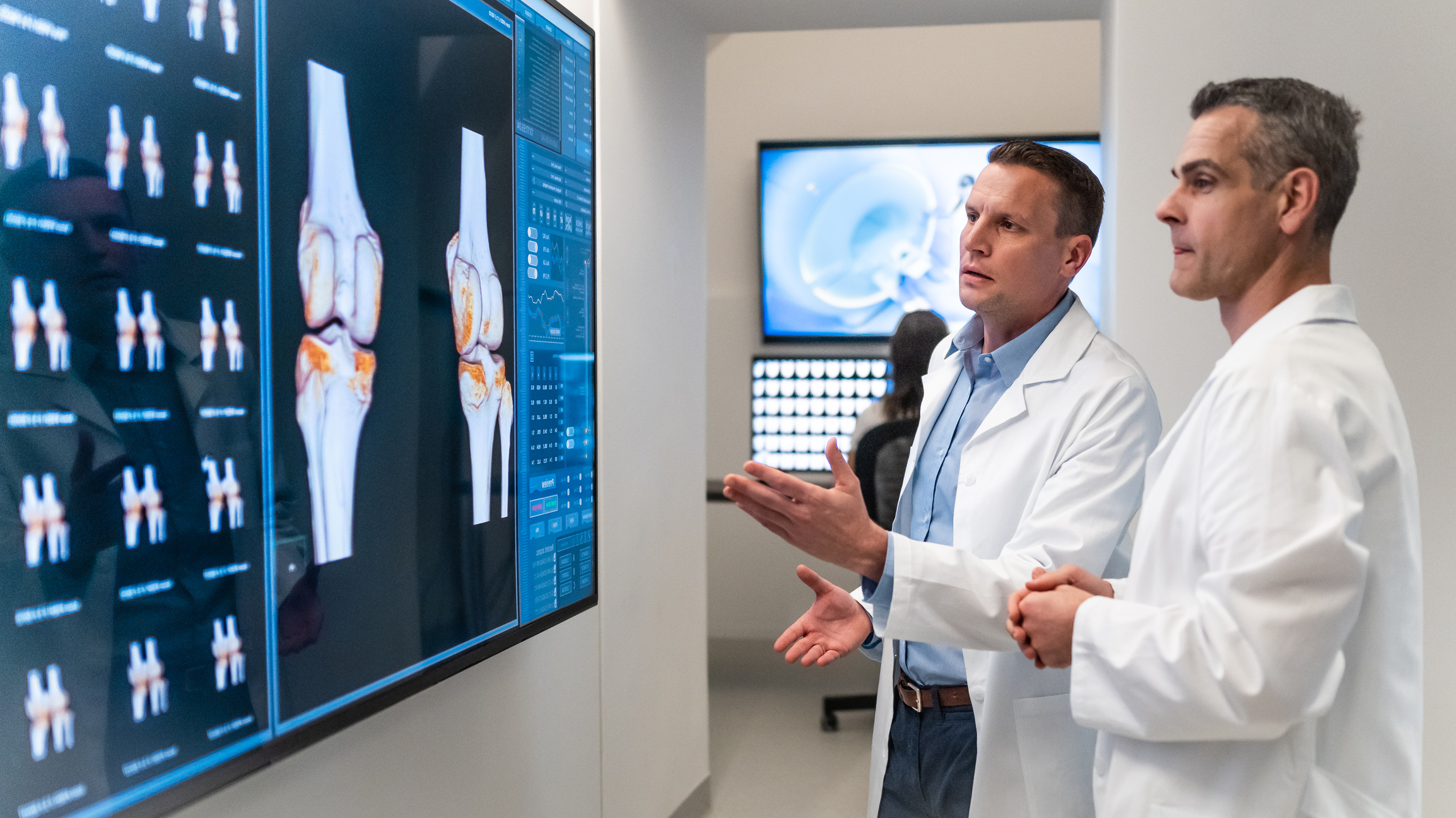 Ärzte beim betrachten von Röntgenbildern