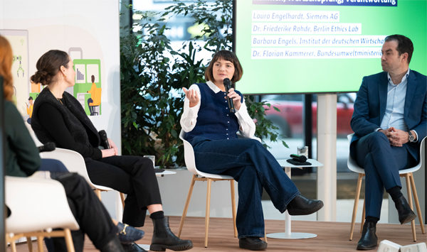 Vier Expertinnen und Experten diskutieren auf der Panelbühne