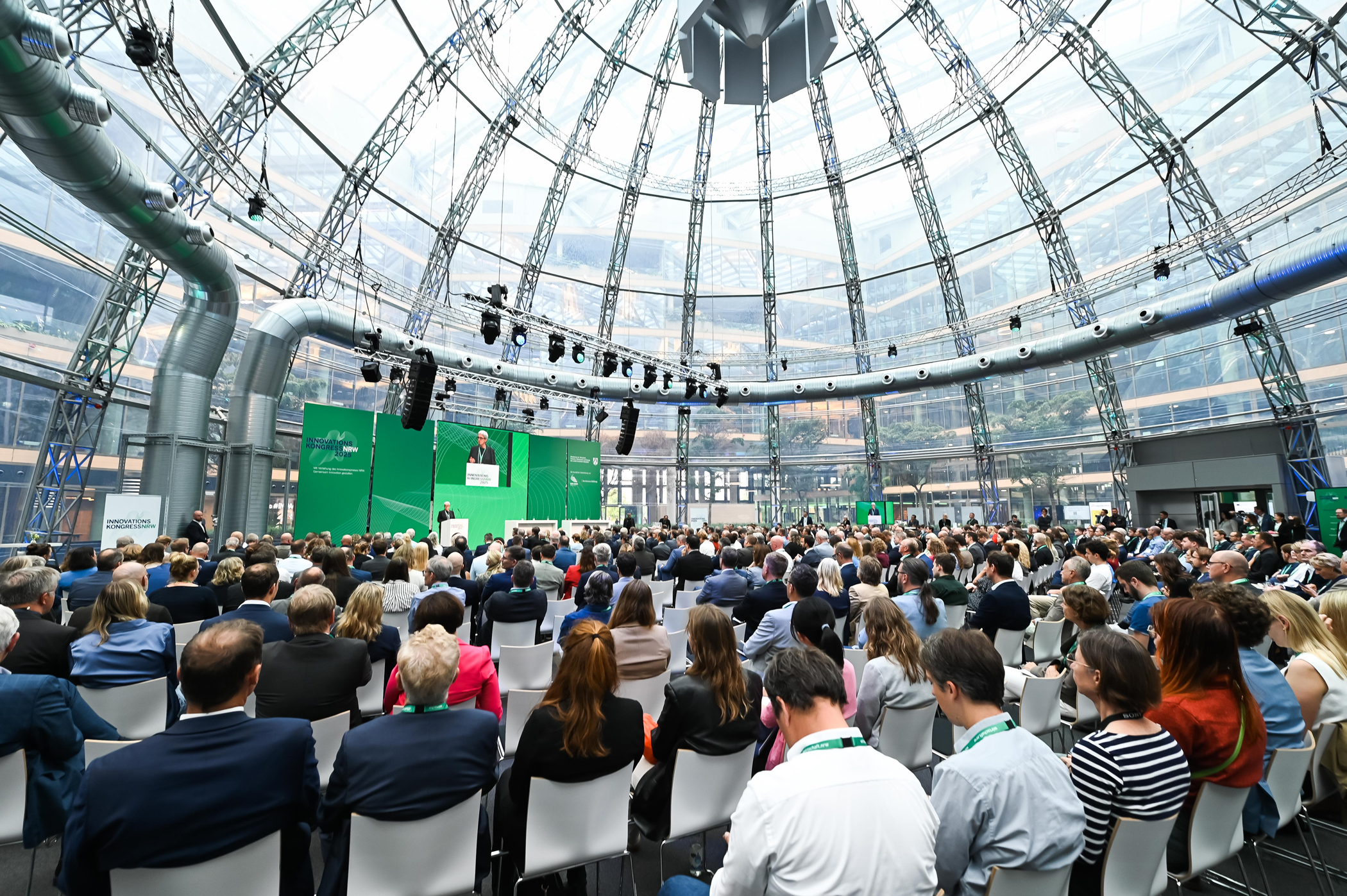 Blick auf das Publikum des Innovationskongresses NRW 2025 und die Bühne