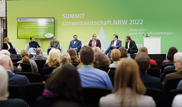 Auf dem Bild zu sehen sind die Teilnehmenden eines Diskussionspanels des SUMMIT Umweltwirtschaft 2022, der Mitte November in Düsseldorf stattfand.