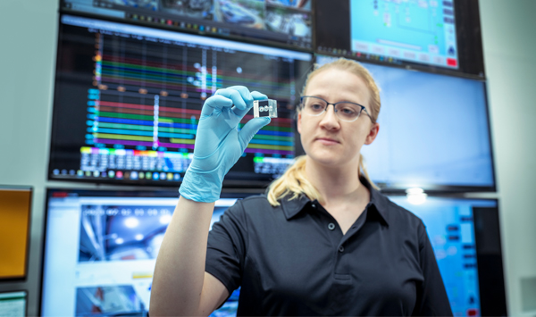 Eine Forscherin prüft ein vorbefülltes Target im Labor.