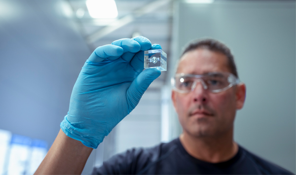 Wissenschaftler hält eine vorbefüllte Kapsel zur Kernfusion in einer Forschungsanlage