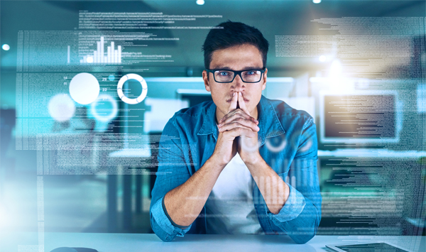 Mann in blauem Hemd und weißem T-Shirt sitzt an einem Schreibtisch, denkt nach. Das Bild enthält grafische Überlagerungen mit Texten.