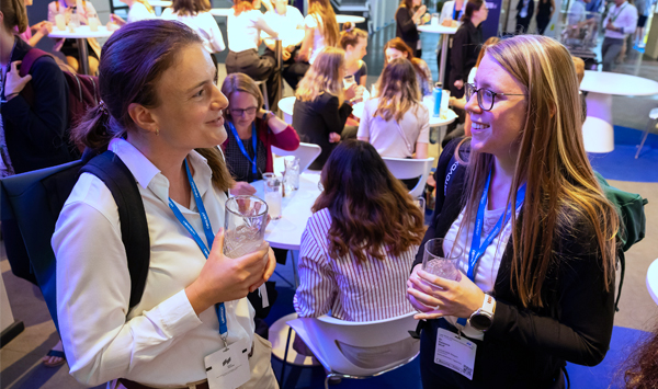 Zwei junge Frauen Unterhalten sich auf der Standparty des Bundesforschungsministerium
