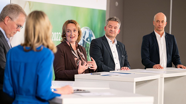 BMBF-Abteilungsleiterin Prof. Dr.-Ing. Ina Schieferdecker diskutierte mit Teilnehmenden aus Industrie, Forschung und NGO über Beiträge der Materialforschung zur technologischen Souveränität Deutschlands.