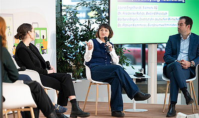 Vier Expertinnen und Experten diskutieren auf der Panelbühne