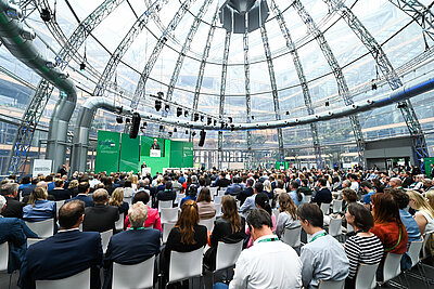 Blick auf das Publikum des Innovationskongresses NRW 2025 und die Bühne