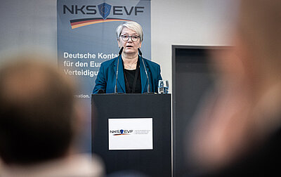 Sylvia Kainz-Huber von der Europäischen Kommission spricht am Podium zum Publikum