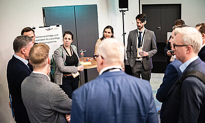 Eine Gruppe von Teilnehmenden des EVF Dialogs unterhält sich an einem Tisch