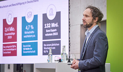 Jannis Lambert, Prognos AG, spricht auf dem Podium.