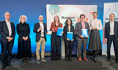 Die Nachwuchsforschende halten ihre Auszeichnung in die Kamera. Daneben stehen die Jury-Mitglieder.. 